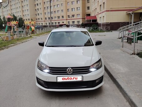 2017 Volkswagen Polo V Рестайлинг, белый, 800000 рублей, вид 3