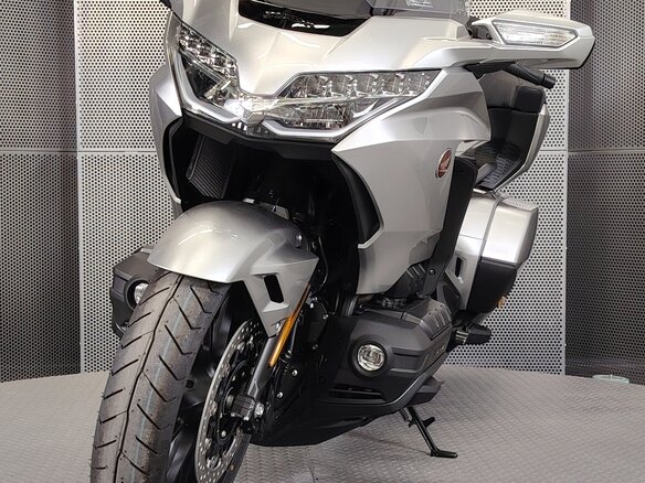2025 Honda GL 1800 Gold Wing, серебристый, 3249000 рублей - вид 2