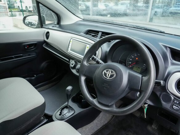 2012 Toyota Vitz III (XP130), серый, 810000 рублей - вид 10