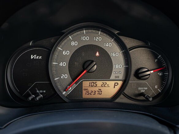 2017 Toyota Vitz III (XP130) Рестайлинг 2, серый, 890000 рублей - вид 13