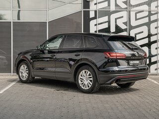 2018 Volkswagen Touareg III, чёрный, 3800000 рублей, вид 2