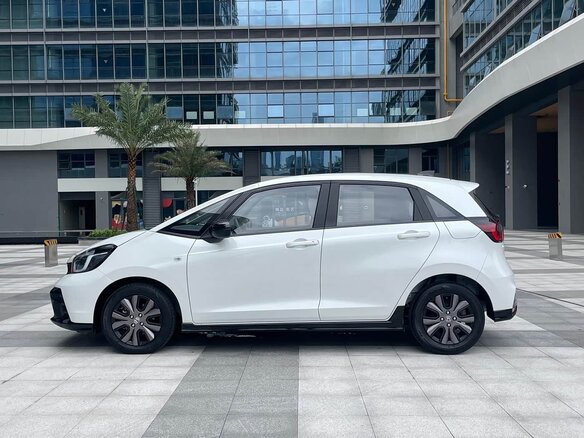2023 Honda Fit IV Рестайлинг, белый, 1390325 рублей - вид 2