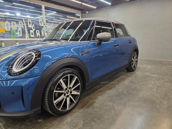 2022 Mini Hatch Cooper III (F55/F56) Рестайлинг 2, синий, 3000000 рублей - вид 8