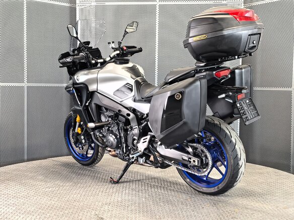 2022 Yamaha MT-09 Tracer (FJ-09), серебристый, 1399000 рублей - вид 5