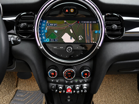 2022 Mini Hatch Cooper III (F55/F56) Рестайлинг 2, серебристый, 1860000 рублей - вид 11