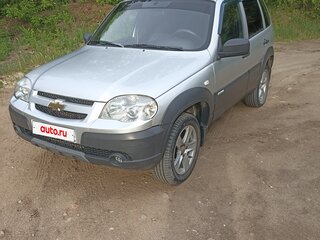 2012 Chevrolet Niva I Рестайлинг, серебристый, 490000 рублей, вид 1