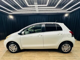 2009 Toyota Vitz II (XP90), белый, 679000 рублей, вид 3
