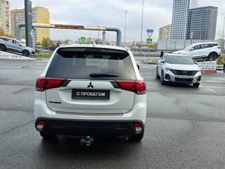 2020 Mitsubishi Outlander III Рестайлинг 3, белый, 2320000 рублей, вид 5