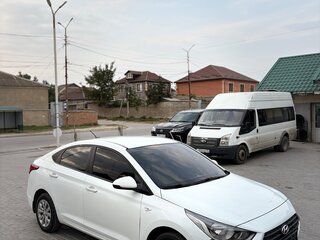 2018 Hyundai Solaris II, белый, 720000 рублей, вид 2