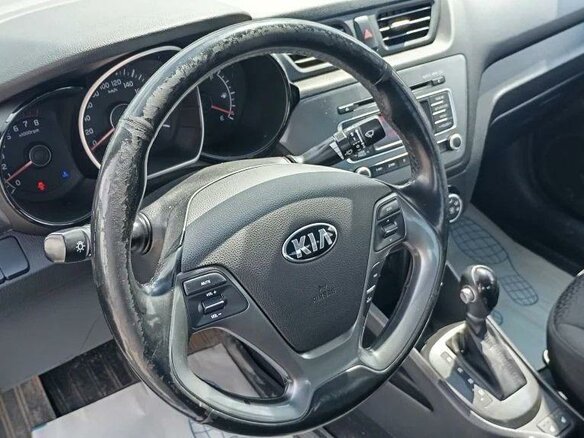 2017 Kia Rio III Рестайлинг, серебристый, 1025000 рублей - вид 5