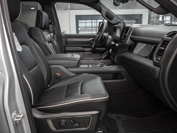 2026 Ram 1500 Crew Cab V Рестайлинг, серебристый, 9390000 рублей - вид 24