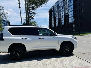 2021 Toyota Land Cruiser Prado 150 Series Рестайлинг 3, белый, 5950000 рублей, вид 3