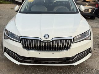 2025 Skoda Superb III Рестайлинг, белый, 3000000 рублей, вид 2