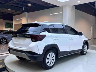 2022 Toyota Yaris IV, белый, 1280111 рублей, вид 4