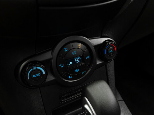 2015 Ford Fiesta Mk6 Рестайлинг, оранжевый - вид 17