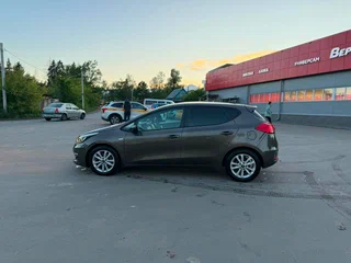 2017 Kia Ceed II Рестайлинг, коричневый, 980000 рублей, вид 4