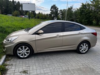 2013 Hyundai Solaris I, бежевый, 900000 рублей, вид 4