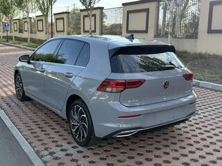 2023 Volkswagen Golf VIII, серый, 1840000 рублей, вид 3