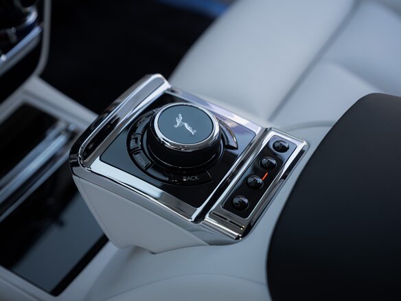 2026 Rolls-Royce Phantom Extended VIII Рестайлинг (Series II), чёрный, 86000000 рублей - вид 23