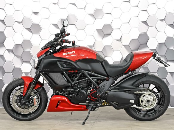 2015 Ducati Diavel, красный, 979000 рублей - вид 3
