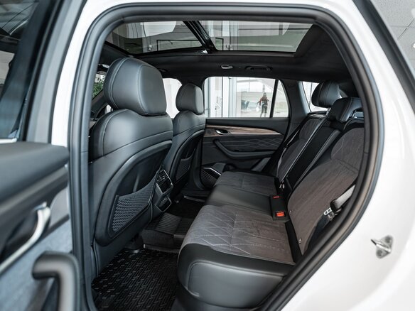 2026 Geely Monjaro I Рестайлинг, белый - вид 4