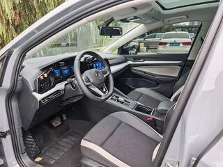 2023 Volkswagen Golf VIII, серебристый, 1520777 рублей, вид 5