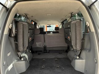 2005 Toyota Voxy I (R60), серебристый, 900000 рублей, вид 4
