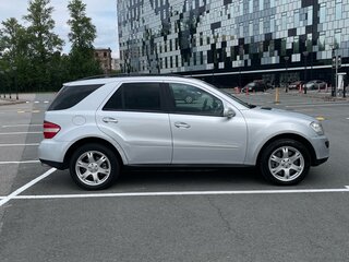 2007 Mercedes-Benz M-Класс 500 II (W164), серебристый, 1500000 рублей, вид 4