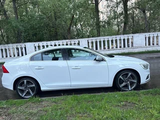 2014 Volvo S60 II Рестайлинг, белый, 1365000 рублей, вид 4