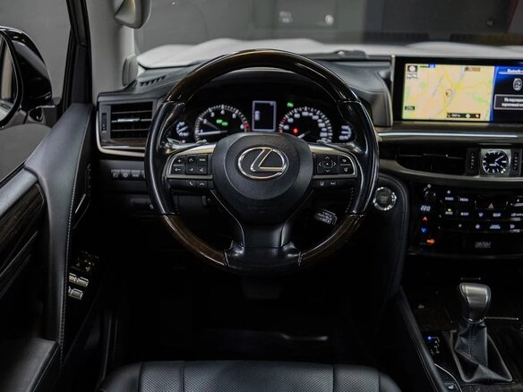 2016 Lexus LX 570 III Рестайлинг 2, белый, 7850000 рублей - вид 17
