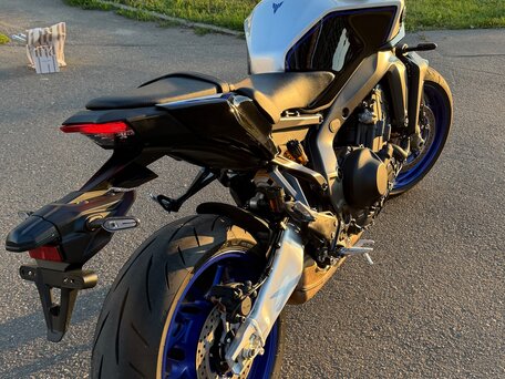2026 Yamaha MT-09 (FZ-09), серебристый, 1490000 рублей, вид 5