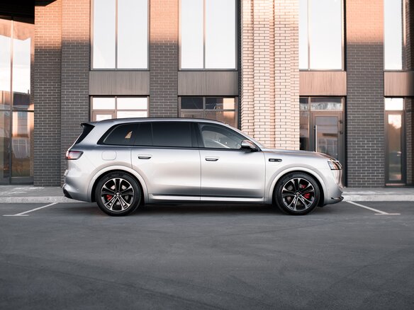 2025 Aito M8 53.4 kWh I, серебристый, 8000000 рублей - вид 2
