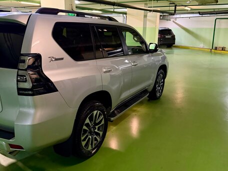 2021 Toyota Land Cruiser Prado 150 Series Рестайлинг 3, серебристый, 8500000 рублей, вид 5