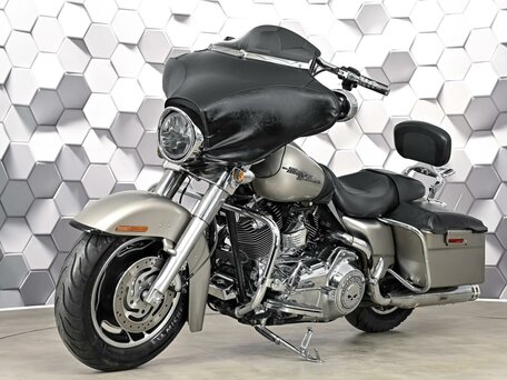 2006 Harley-Davidson Street Glide, серебристый, 949000 рублей, вид 2