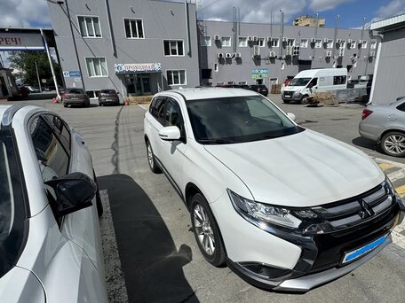 2017 Mitsubishi Outlander III Рестайлинг 2, белый, 1740000 рублей, вид 3
