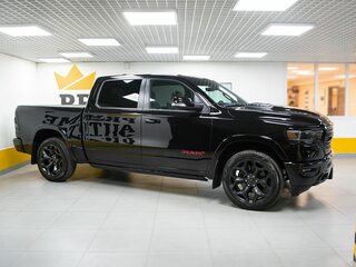 2022 Ram 1500 Crew Cab V, чёрный, 8699000 рублей, вид 3