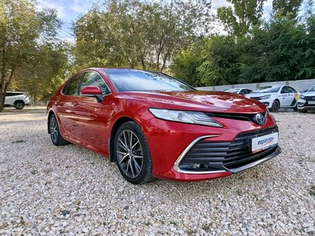 2021 Toyota Camry VIII (XV70) Рестайлинг, красный, 3010000 рублей, вид 2