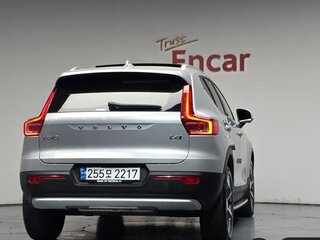 2022 Volvo XC40 I, серый, 4576049 рублей, вид 4