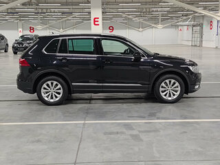 2017 Volkswagen Tiguan II, чёрный, 2450000 рублей, вид 4
