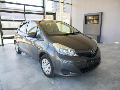 2013 Toyota Vitz III (XP130), серый, 950000 рублей, вид 1