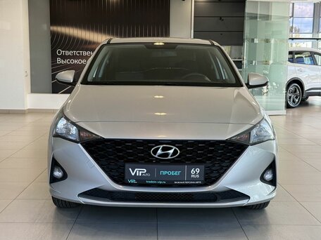 2020 Hyundai Solaris II Рестайлинг, серебристый, 1397000 рублей, вид 2