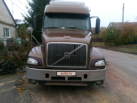 2002 Volvo VNL, коричневый, 1500000 рублей, вид 1