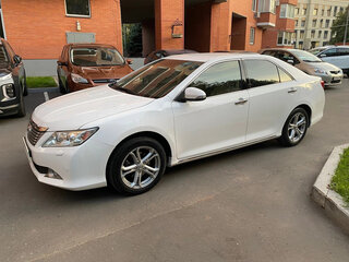 2013 Toyota Camry VII (XV50), белый, 2400000 рублей, вид 1