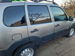 2017 Chevrolet Niva I Рестайлинг, серый, 900000 рублей, вид 4