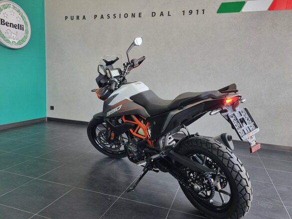 2023 KTM 390 Adventure, чёрный - вид 3