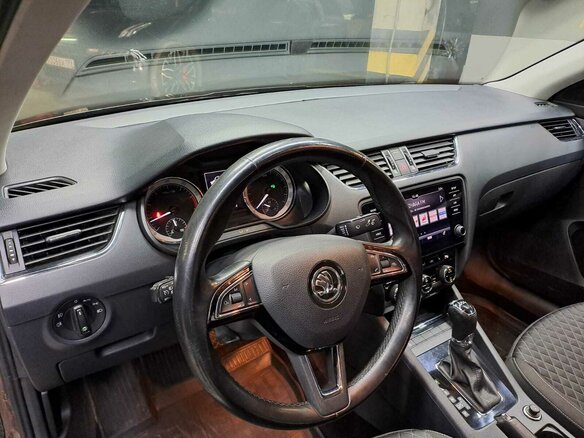 2018 Skoda Octavia III (A7) Рестайлинг, коричневый, 1630000 рублей - вид 10