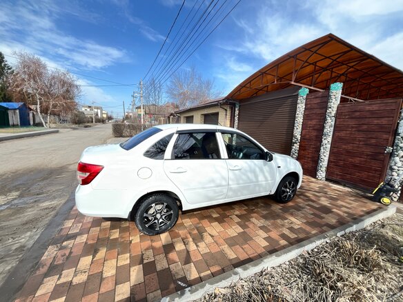 2014 Lada (ВАЗ) Granta I, белый, 490000 рублей - вид 2
