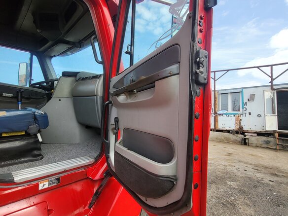 2002 Freightliner Columbia, красный, 1450000 рублей - вид 7