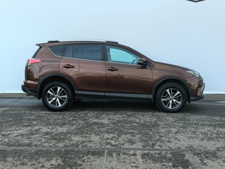 2017 Toyota RAV4 IV (XA40) Рестайлинг, коричневый, 2170000 рублей, вид 3