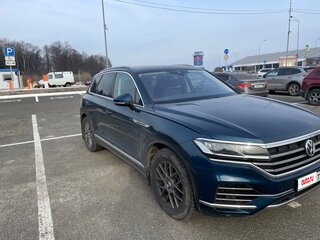2018 Volkswagen Touareg III, синий, 4350000 рублей, вид 2